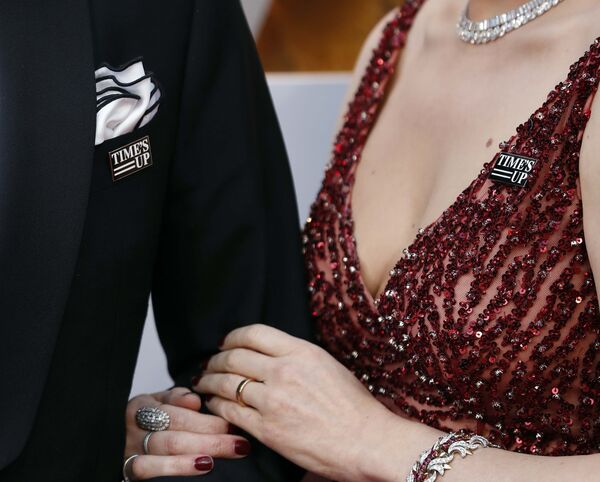 عدد من فناني هوليوود ارتدوا دبوس يحمل شعار حملة تايمز أب لمناهضة التحرش الجنسي في هوليوود في حفل الأوسكار 4 مارس/آذار 2018 في مدينة لوس أنجلوس الأمريكية - سبوتنيك عربي