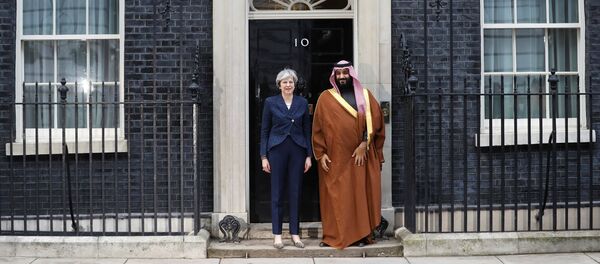 رئيسة الوزراء البريطانية وولي العهد السعودي أمام مقر رئاسة الوزراء في لندن، 7 مارس/ آذار 2018 - سبوتنيك عربي