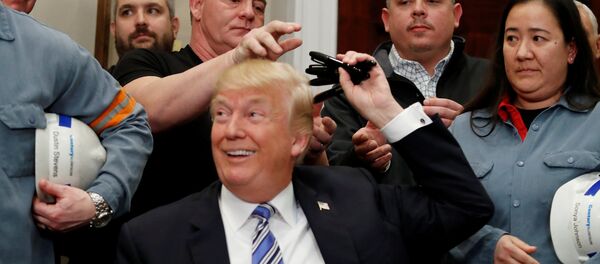 الرئيس الأمريكي دونالد ترامب يوقع إعلانا رئاسيا بتوقيع التعريفات على واردات الصلب والألمنيوم بينما يحيط به عمال من صناعات الصلب والألمنيوم في البيت الأبيض في واشنطن في 8 مارس/آذار 2018 الرئيس الأمريكي دونالد ترامب يوقع إعلانا رئاسيا بتوقيع التعريفات على واردات الصلب والألمنيوم بينما يحيط به عمال من صناعات الصلب والألمنيوم في البيت الأبيض في واشنطن في 8 مارس/آذار 2018 - سبوتنيك عربي