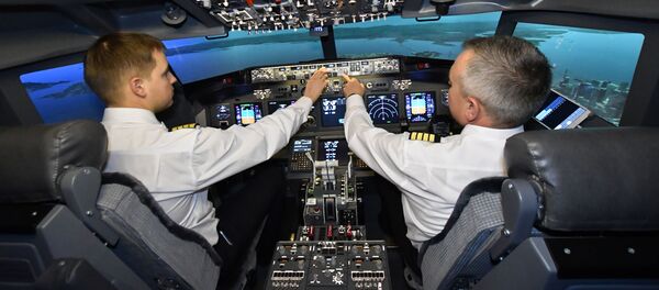 طياران خلال التدريبات على متن طائرة بوينغ-737 من شركة دريم آيرو - سبوتنيك عربي