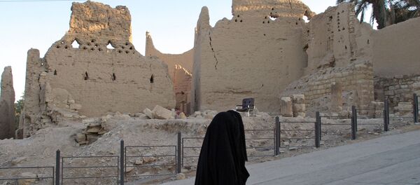 امرأة سعودية تسير في مدينة الدرعية ، شمال الرياض ، 6 يناير / كانون الثاني 2006. تأسست أول دولة سعودية في عام 1744 م (1157 هـ) عندما استقر الشيخ محمد بن عبد الوهاب في الدرعية. واستمرت هذه الدولة لمدة خمسة وسبعين عاما. - سبوتنيك عربي