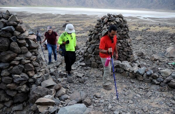 يمر السياح الأجانب عبر فوهة الوعبة البركانية في صحراء الوهب ، حوالي 360 كلم شمال شرقي جدة، 17 نوفمبر/ تشرين الثاني 2017 - سبوتنيك عربي
