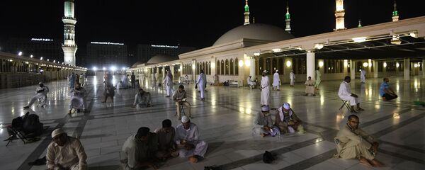 الحجاج القادمون لأداء مناسك الحج في مكة يؤدون الصلوات في المدينة - سبوتنيك عربي