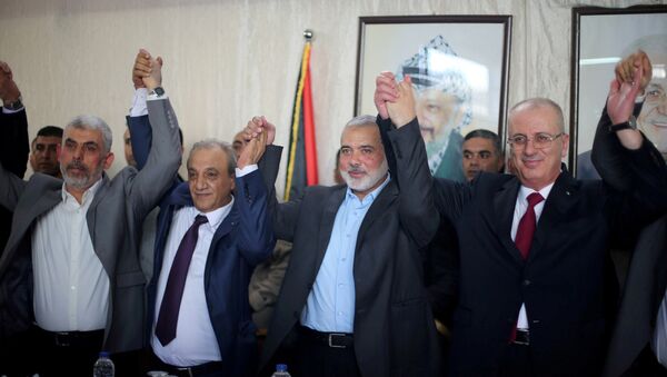 رئيس الوزراء الفلسطيني رامي الحمد الله مع رئيس المكتب السياسي لحركة حماس إسماعيل هنية - سبوتنيك عربي