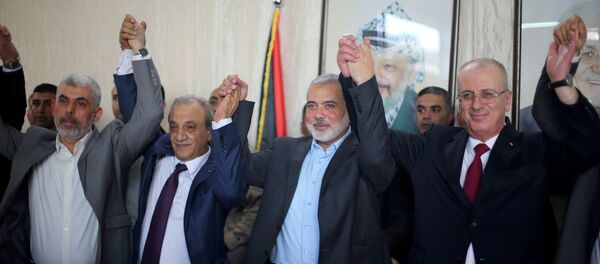 رئيس الوزراء الفلسطيني رامي الحمد الله مع رئيس المكتب السياسي لحركة حماس إسماعيل هنية - سبوتنيك عربي