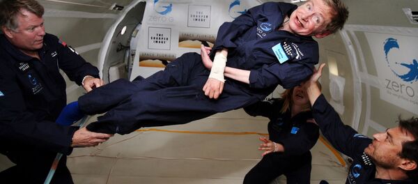 عالم الفيزياء البريطاني الشهير ستيفن هوكينغ خلال تجربته لانعدام الجاذبية (محاكاة لحياة الفضاء) داخل طائرة بوينغ Boeing 727 - سبوتنيك عربي