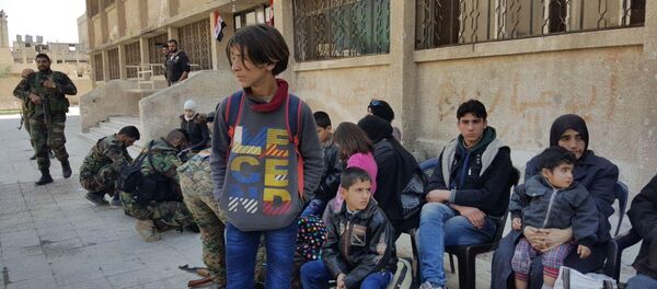 أهالي الدوما، الغوطة الشرقية، المساعدات الإنسانية، حاجز مخيم الوافدين، سوريا - سبوتنيك عربي