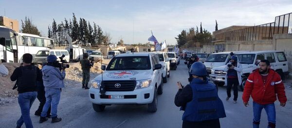 عودة قافلة المساعدات الإنسانية الدولية بنجاح من الغوطة الشرقية  إلى حاجز مخيم الوافدين - سبوتنيك عربي