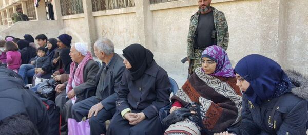 أهالي الدوما، الغوطة الشرقية، المساعدات الإنسانية، حاجز مخيم الوافدين، سوريا - سبوتنيك عربي