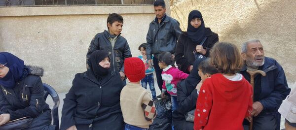 أهالي الدوما، الغوطة الشرقية، المساعدات الإنسانية، حاجز مخيم الوافدين، سوريا - سبوتنيك عربي