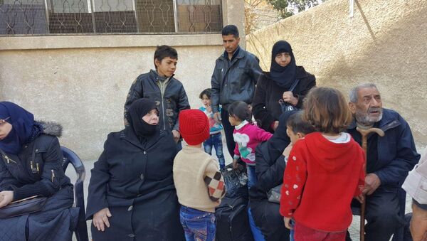أهالي الدوما، الغوطة الشرقية، المساعدات الإنسانية، حاجز مخيم الوافدين، سوريا - سبوتنيك عربي