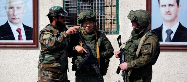 الجنود السوريون والروس بالقرب من مخيم الوافدين في دمشق، سوريا 2 مارس/ آذار 2018 - سبوتنيك عربي