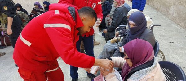 أهالي الدوما، الغوطة الشرقية، المساعدات الإنسانية، حاجز مخيم الوافدين، سوريا - سبوتنيك عربي