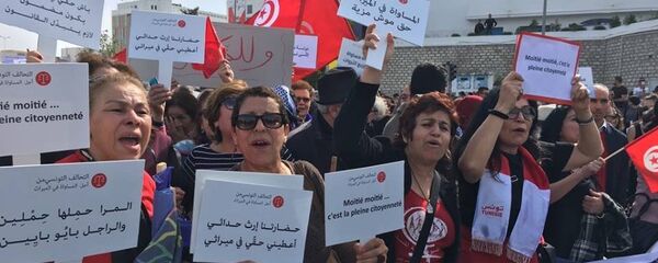 أحلام بلحاج تشارك في مظاهرة نسوية في تونس - سبوتنيك عربي