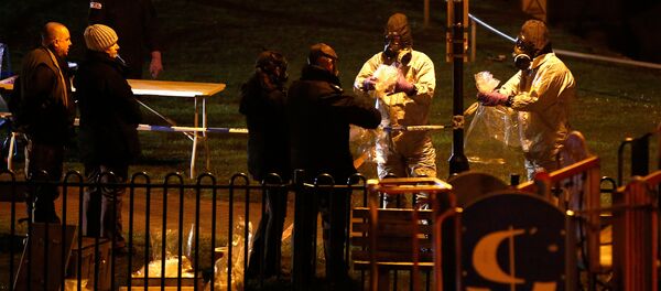 أفراد من شرطة الطوارئ في بريطانيا يرتدون سترات واقية أثناء تواجدهم في موقع العثور على ضابط الاستخبارات الروسية السابق العقيد سيرغي سكريبال في مركز تجاري بمدينة سالزبوري في 13 مارس / آذار 2018 - سبوتنيك عربي