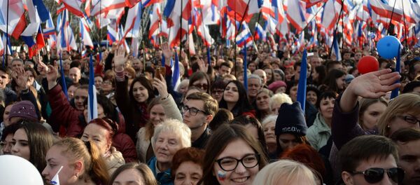 المشاركون في مسيرة بمناسبة ذكرى ضم شبه جزيرة القرم إلى روسيا في سيفاستوبول - سبوتنيك عربي