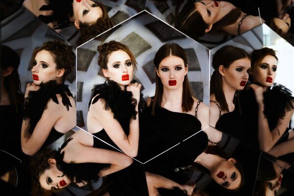 عارضات أزياء في إطار أسبوع الموضة لمرسيدس بينز في قاعة العرض مانيج بموسكو - سبوتنيك عربي