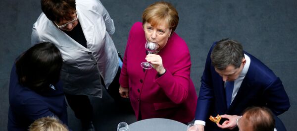 ألمانيا أنجيلا ميركل وزعيم حزب الاتحاد الديموقراطي المسيحي في حفل بعد توقيع اتفاق الائتلاف في برلين، ألمانيا 12 مارس/ آذار 2018 ألمانيا أنجيلا ميركل وزعيم حزب الاتحاد الديموقراطي المسيحي في حفل بعد توقيع اتفاق الائتلاف في برلين، ألمانيا 12 مارس/ آذار 2018 - سبوتنيك عربي