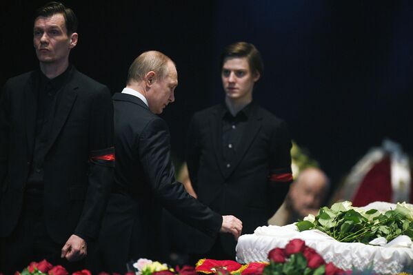 الرئيس فلاديمير بوتين خلال مراسم جنازة الفنان السوفيتي والروسي الكبير أوليغ توباكوف في مبنى المسرح إم خا تي (باسم أنطون تشيخوف في شارع كاميرغيرسكي، موسكو، روسيا - سبوتنيك عربي