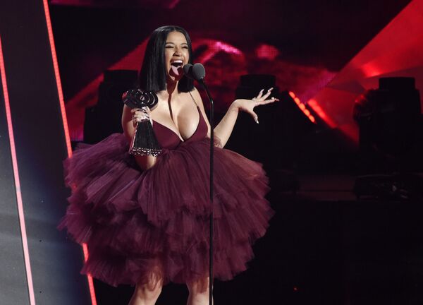 المغنية كاردي بي (Cardi B) خلال مراسم توزيع جوائز iHeartRadio Music Awards الموسيقية، كاليفورنيا، الولايات المتحدة 11 مارس/ آذار 2018 - سبوتنيك عربي