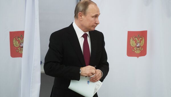 بوتين يدلي بصوته في الانتخابات الرئاسية الروسية - سبوتنيك عربي