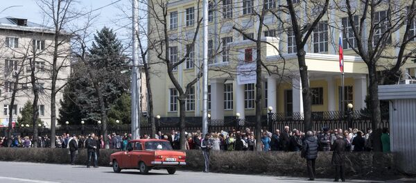 المواطنون الروس يشاركون في الانتخابات الرئاسية الروسية في قيرغيزستان - سبوتنيك عربي