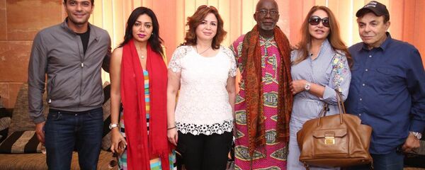 الممثلون المصريون سمير صبري وليلى علوي وإلهام شاهين وآسر ياسين ورانيا يوسف مع المخرج المالي سليمان سيسيه في عرض فيلمه Wally في مهرجان الأقصر للسينما الأفريقية 18 مارس/آذار 2018 - سبوتنيك عربي