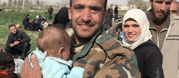 إجلاء المدنيين من الغوطة الشرقية عبر معبر حمورية، سوريا - سبوتنيك عربي