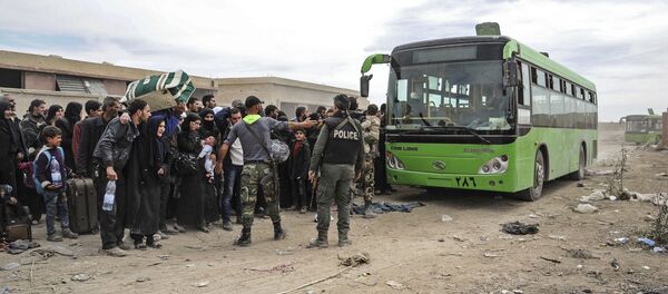 إجلاء المدنيين من الغوطة الشرقية عبر معبر حمورية، سوريا - سبوتنيك عربي