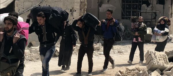 إجلاء المدنيين من الغوطة الشرقية عبر معبر حمورية، سوريا - سبوتنيك عربي