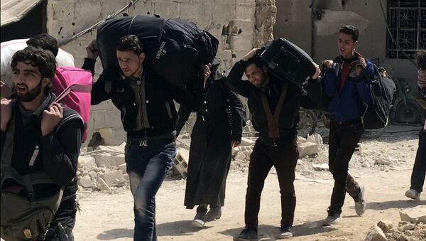 إجلاء المدنيين من الغوطة الشرقية عبر معبر حمورية، سوريا - سبوتنيك عربي