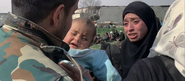 إجلاء المدنيين من الغوطة الشرقية عبر معبر حمورية، سوريا - سبوتنيك عربي