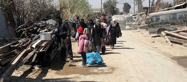 إجلاء المدنيين من الغوطة الشرقية عبر معبر حمورية، سوريا - سبوتنيك عربي