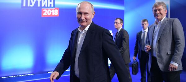 فلاديمير بوتين خلال زيارته إلى مقر حملته الانتخابية، 19 مارس/آذار 2018 - سبوتنيك عربي