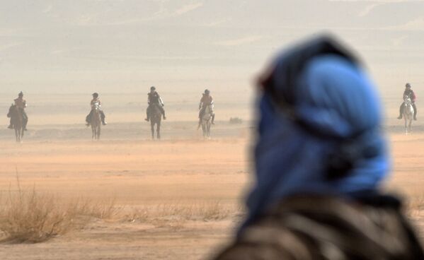 المشاركون في سباق الفروسية Gallops of Morocco في صحراء مرزوقة في جنوب الصحراء المغربية في 2 مارس/ آذار 2018 - سبوتنيك عربي