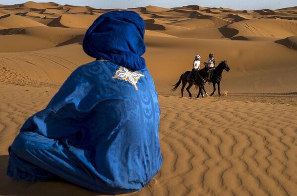 المشاركون في سباق الفروسية Gallops of Morocco في صحراء مرزوقة في جنوب الصحراء المغربية في 2 مارس/ آذار 2018 - سبوتنيك عربي