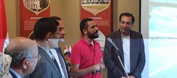 المغامر والدراج المصري محمد نوفل ومدير المركز الثقافي الروسي في القاهرة في مؤتمر صحفي اليوم الاثنين 19 مارس / آذار 2018 - سبوتنيك عربي