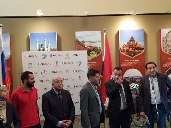 المغامر والدراج المصري محمد نوفل ومدير المركز الثقافي الروسي في القاهرة في مؤتمر صحفي اليوم الاثنين 19 مارس / آذار 2018 - سبوتنيك عربي