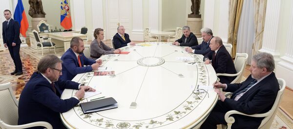 بوتين خلال لقائه بالمرشحين الآخرين لمنصب الرئيس الروسي - سبوتنيك عربي