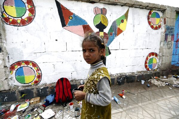 أطفال يمنيون يرسمون لوحة غرافيتي على الجدران لدعم السلام، في إطار حملة يوم مفتوح للفن في العصامة صنعاء، اليمن 15 مارس/ آذار 2018 - سبوتنيك عربي