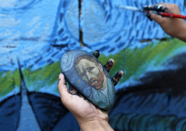 فنان يمني يرسم لوحة غرافيتي على الجدران لدعم السلام، في إطار حملة يوم مفتوح للفن في العصامة صنعاء، اليمن 15 مارس/ آذار 2018 - سبوتنيك عربي