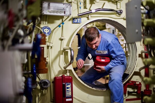 أعضاء طاقم غواصة نوفوسيبيرسك (مشروع 636.3) التي تعمل بالطاقة الكهربائية - سبوتنيك عربي