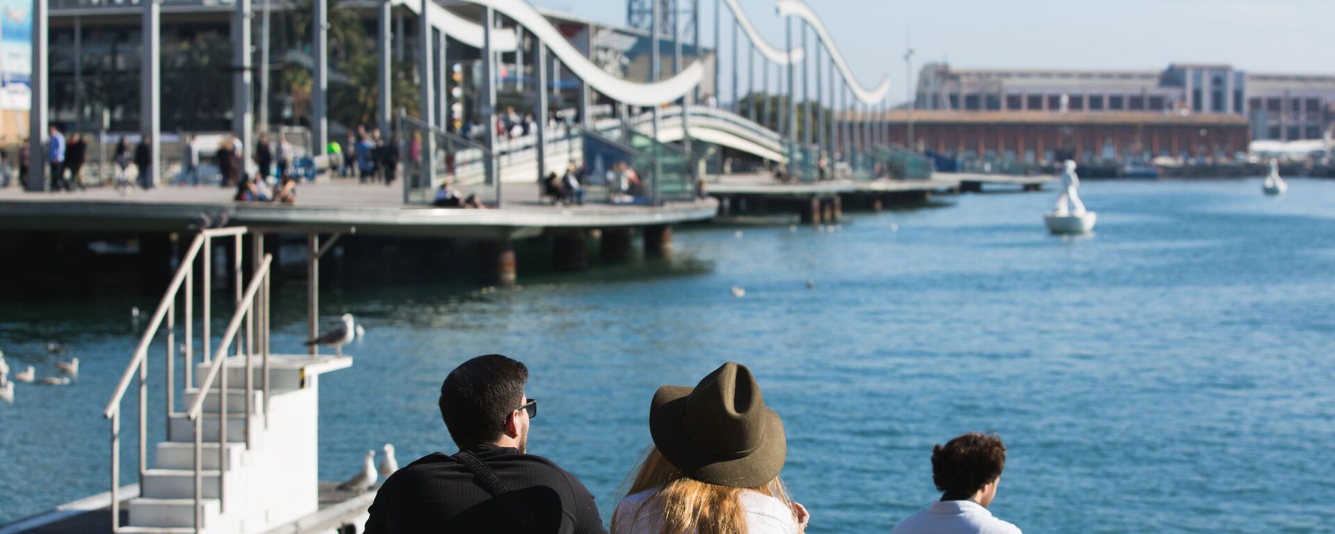 مشهد من إحدى الضفاف يطل على ممر للمشاة وسط مدينة برشلونة - سبوتنيك عربي, 1920, 09.02.2023