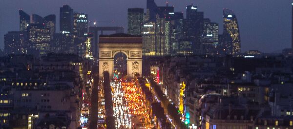 مشهد ليلي لقوس النصر والشانزليزيه ومجمع تجاري لا ديفونس في باريس، فرنسا - سبوتنيك عربي