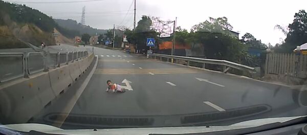 رضيع يزحف - سبوتنيك عربي