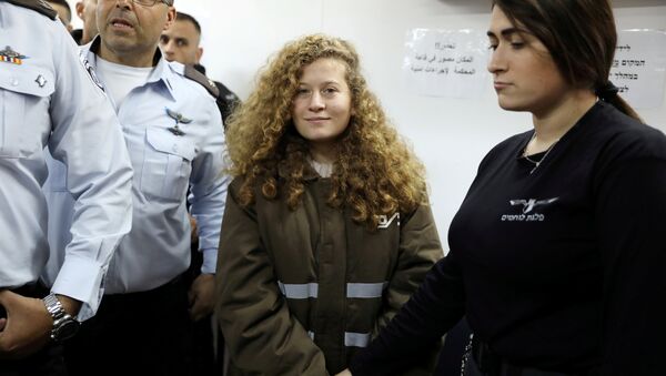 الشابة الفلسطينية عهد التميمي تصل إلى سجن عوفر بالقرب من رام الله، الضفة الغربية، 15 يناير / كاون الثاني 2018 - سبوتنيك عربي
