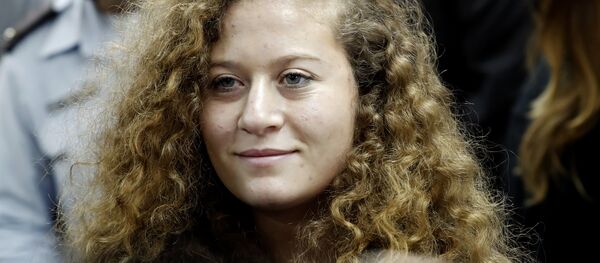 الشابة الفلسطينية عهد التميمي تصل إلى المحكمة الإسرائيلية لمحاكمتها في بيتونيا، الضفة الغربية، 13 فبراير/ شباط 2018 - سبوتنيك عربي