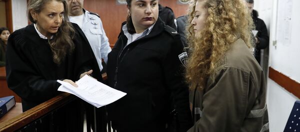 الشابة الفلسطينية عهد التميمي تصل إلى المحكمة الإسرائيلية لمحاكمتها في بيتونيا، الضفة الغربية، 13 فبراير/ شباط 2018 - سبوتنيك عربي