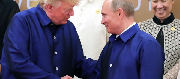 الرئيس الروسي فلاديمير بوتين والرئيس الأمريكي دونالد ترامب في فيتنام - سبوتنيك عربي