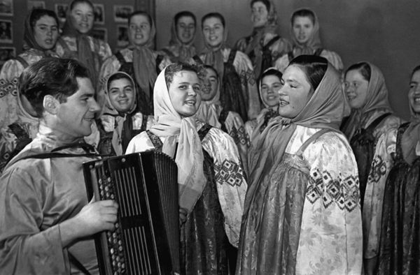 موظفات إحدى مزارع الحيوانات خلال استراحة في نادي المزرعة، عام عام 1960 - سبوتنيك عربي